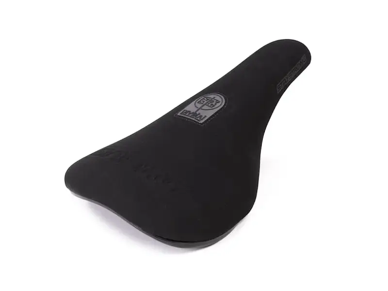 Stay Strong "Black Out Slim" Pivotal Sattel