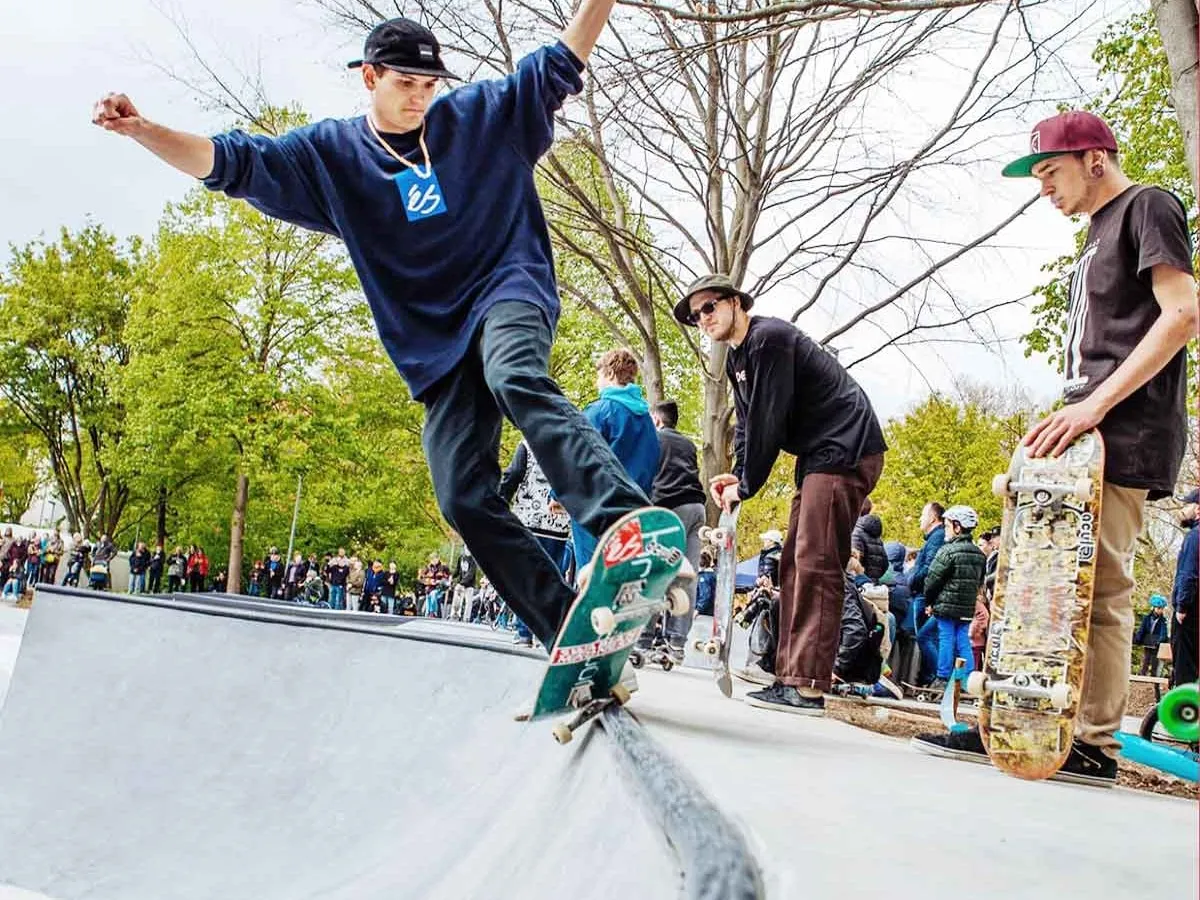 Skateboarder in the quarter at Skatepark Göppingen
