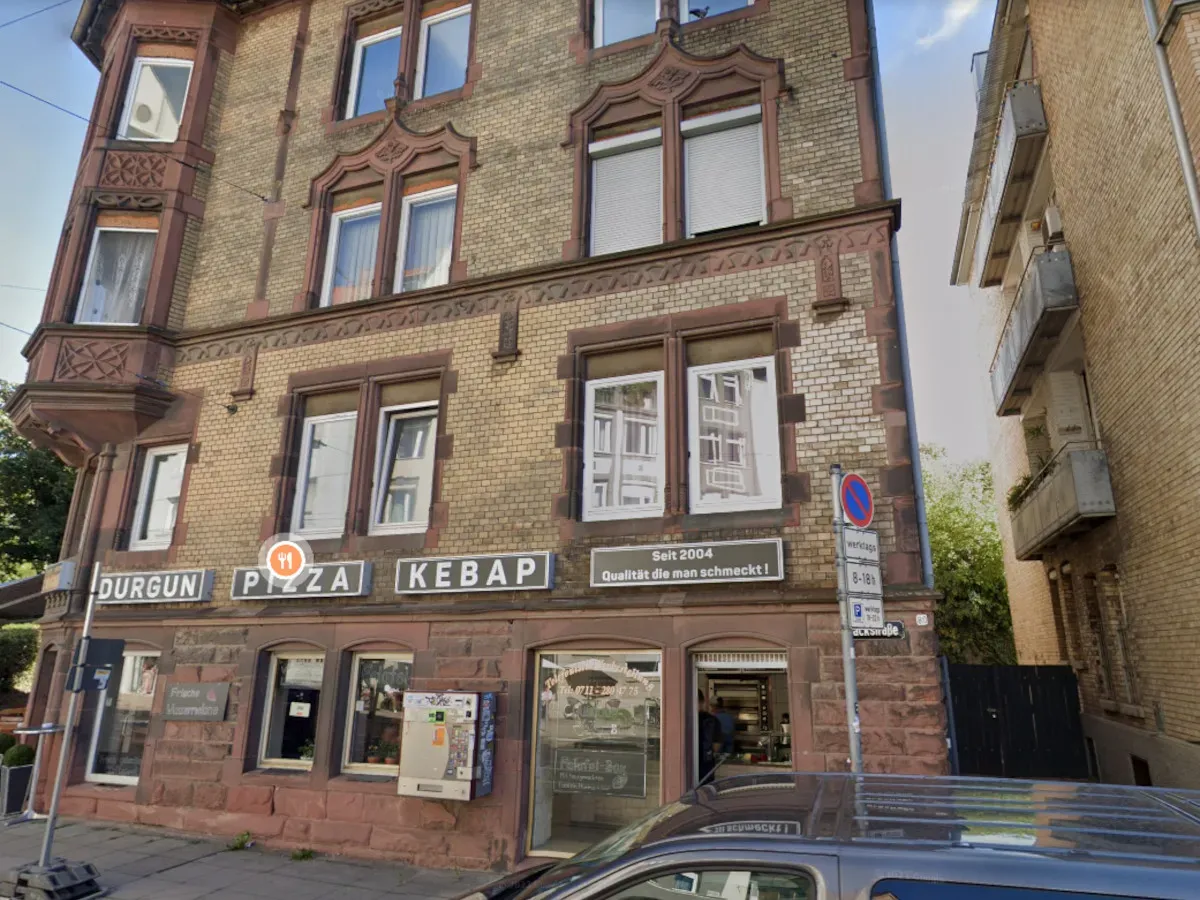 The building in Hackstraße, with the takeaway downstairs