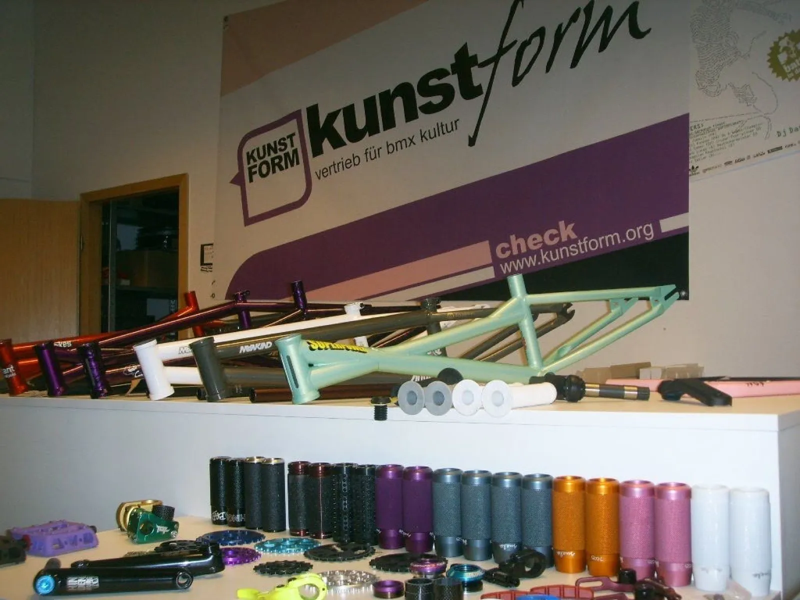 A table full of parts in front of the kunstform banner in the Heilbronner Straße