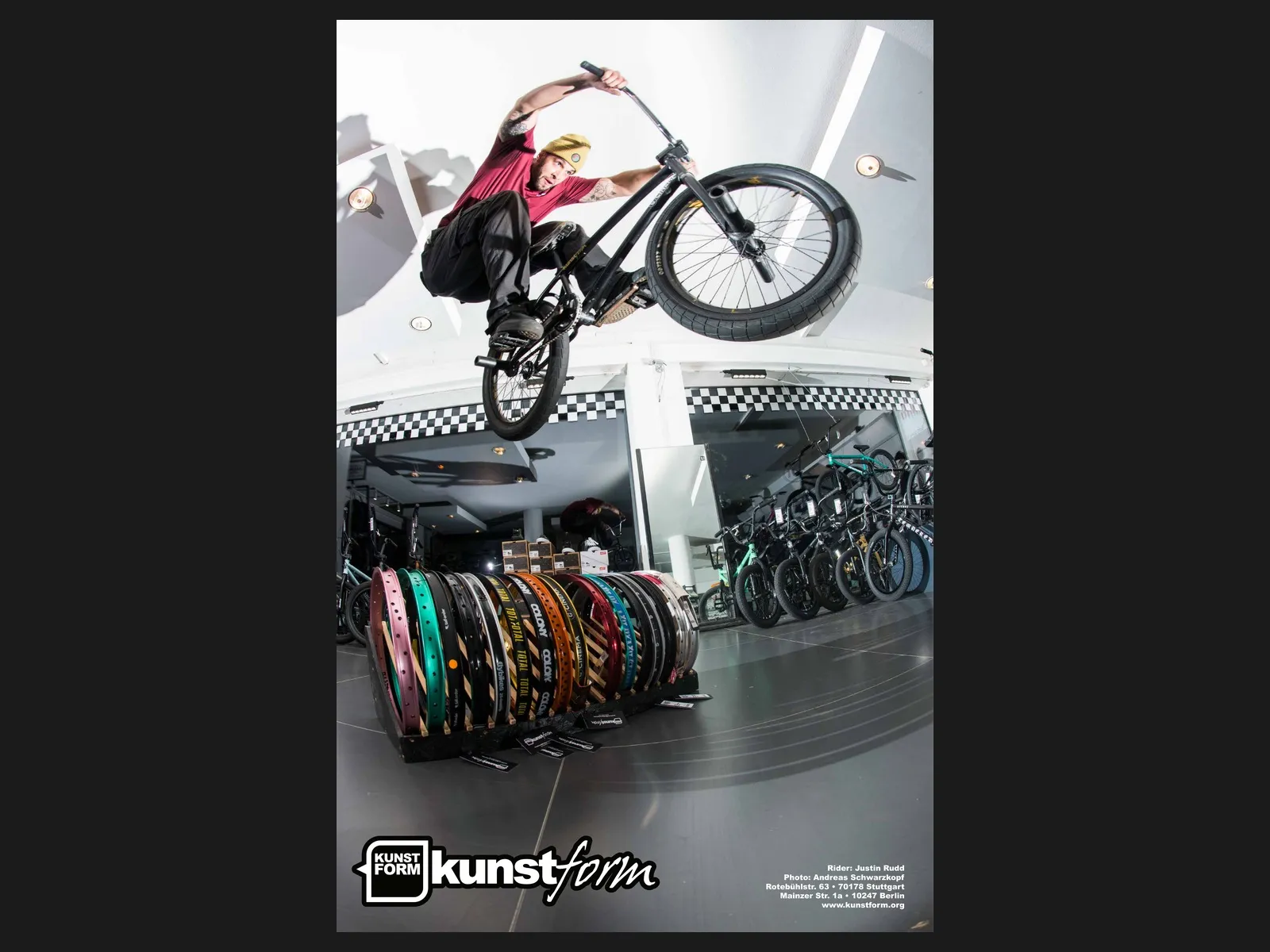 Riding in the shop 2023: Justin Rudd jumps over the rim rack in the Stuttgart shop, photo Andreas Schwarzkopf