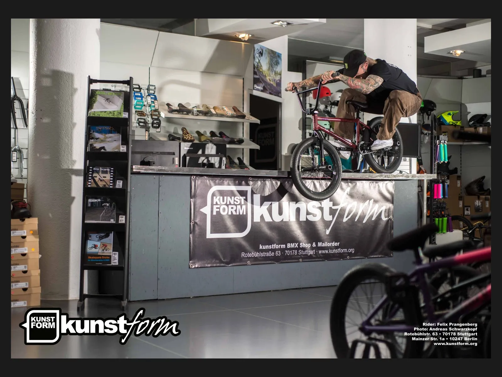 Riding in the shop 2023: Felix Prangenberg over the shop counter in Stuttgart, photo Andreas Schwarzkopf