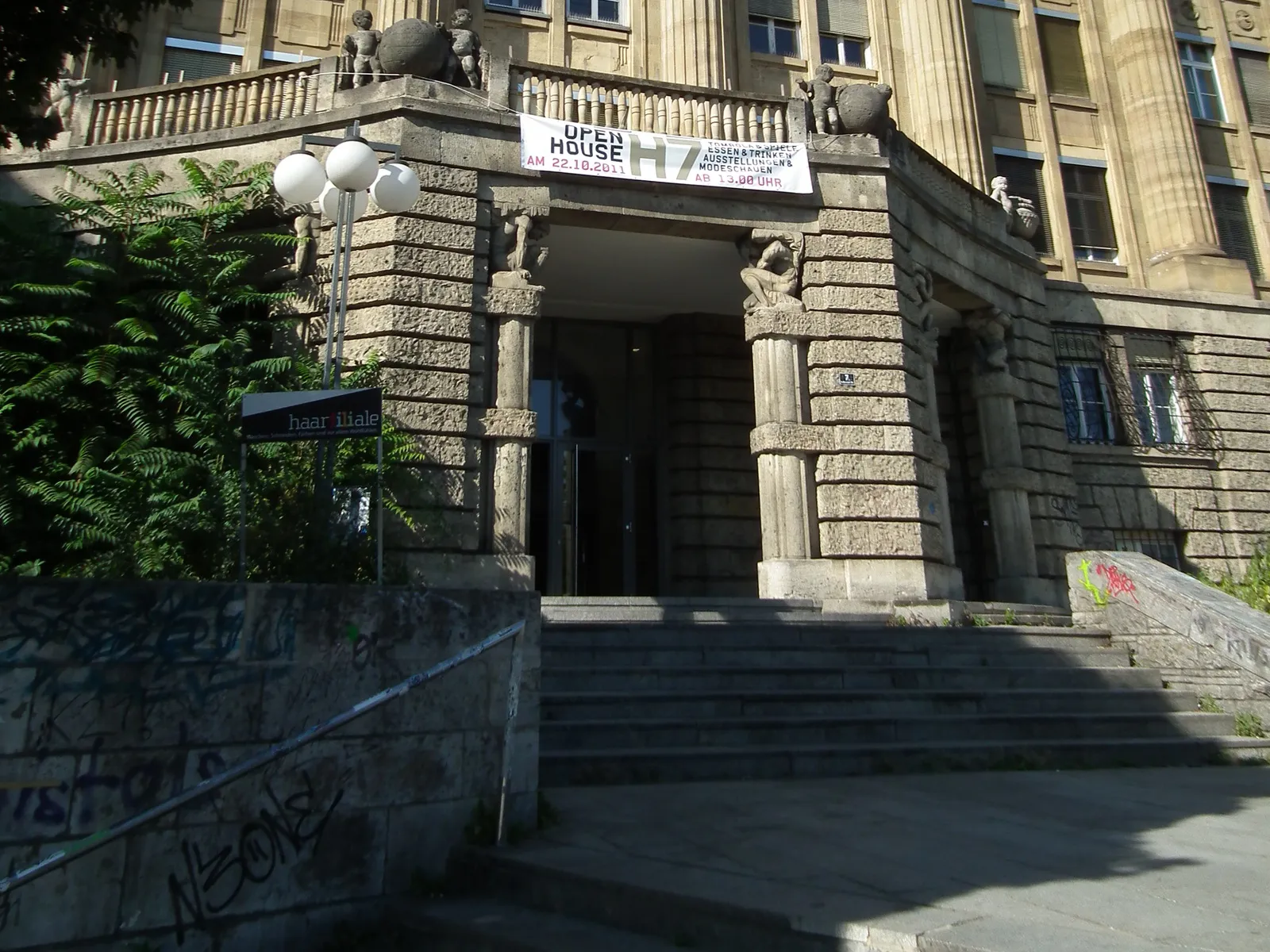 The main entrance of the H7 at Heilbronner Straße 7, the old railway directorate, 2011 (photo: 4028mdk09, Wikimedia Commons, CC BY-SA 3.0)