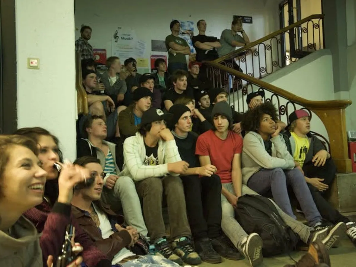 The audience on the stairs of the H7 at the video premiere