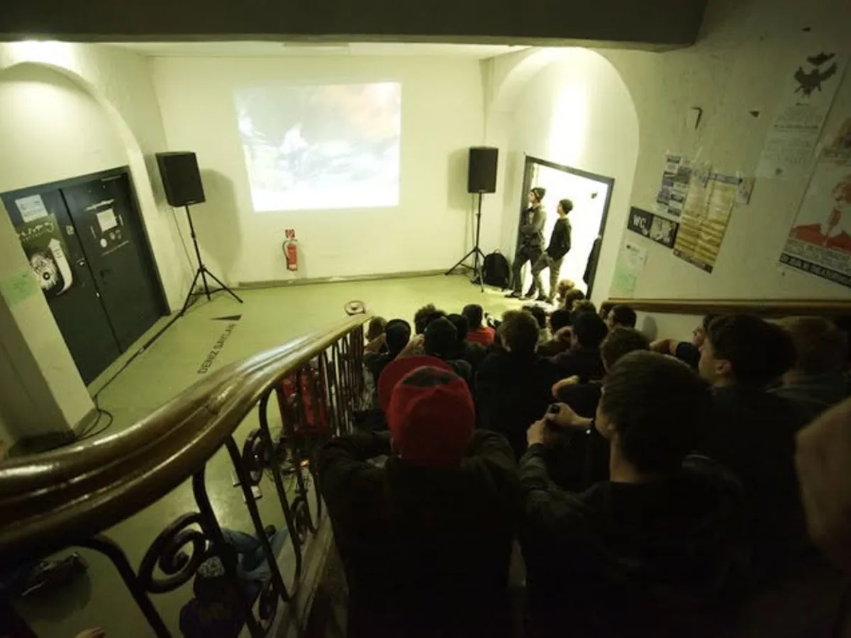 The stairwell of the H7 as a cinema: Animal "Cut" on the screen