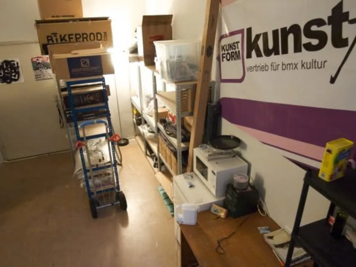 The warehouse in the Heilbronner Straße with the kunstform banner
