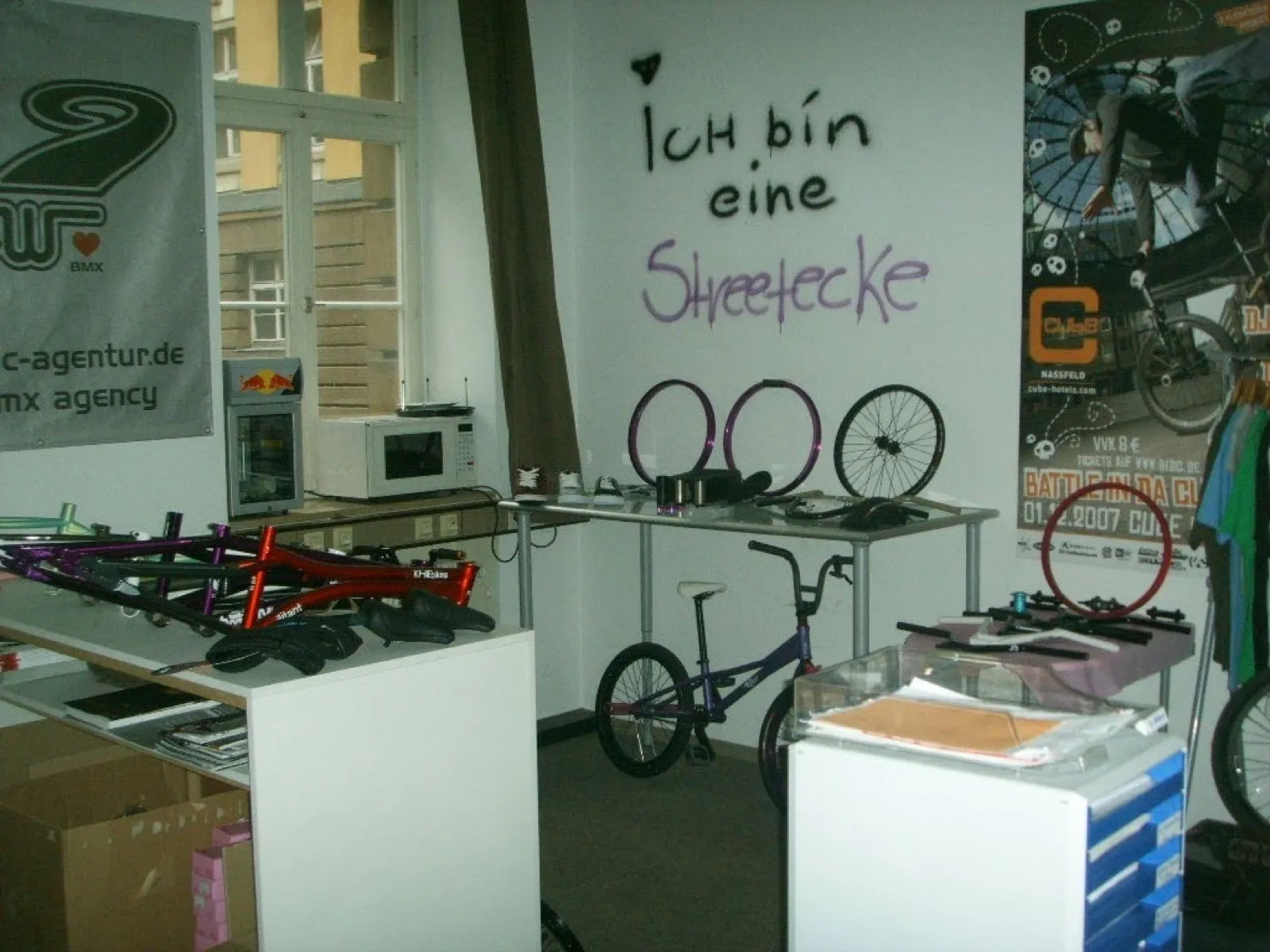 The corner with the bikes and the painted wall in the Heilbronner Straße
