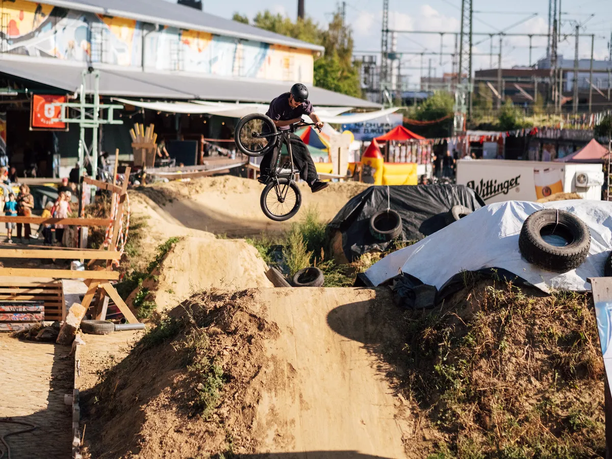 Jan Bisanz over the dirt jumps at a summer party 2025