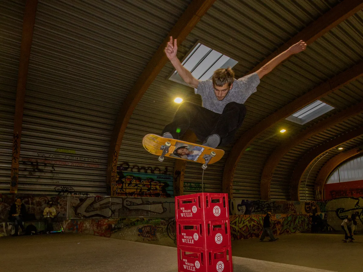 Skater over three stacked Wulle beer crates at the best trick contest