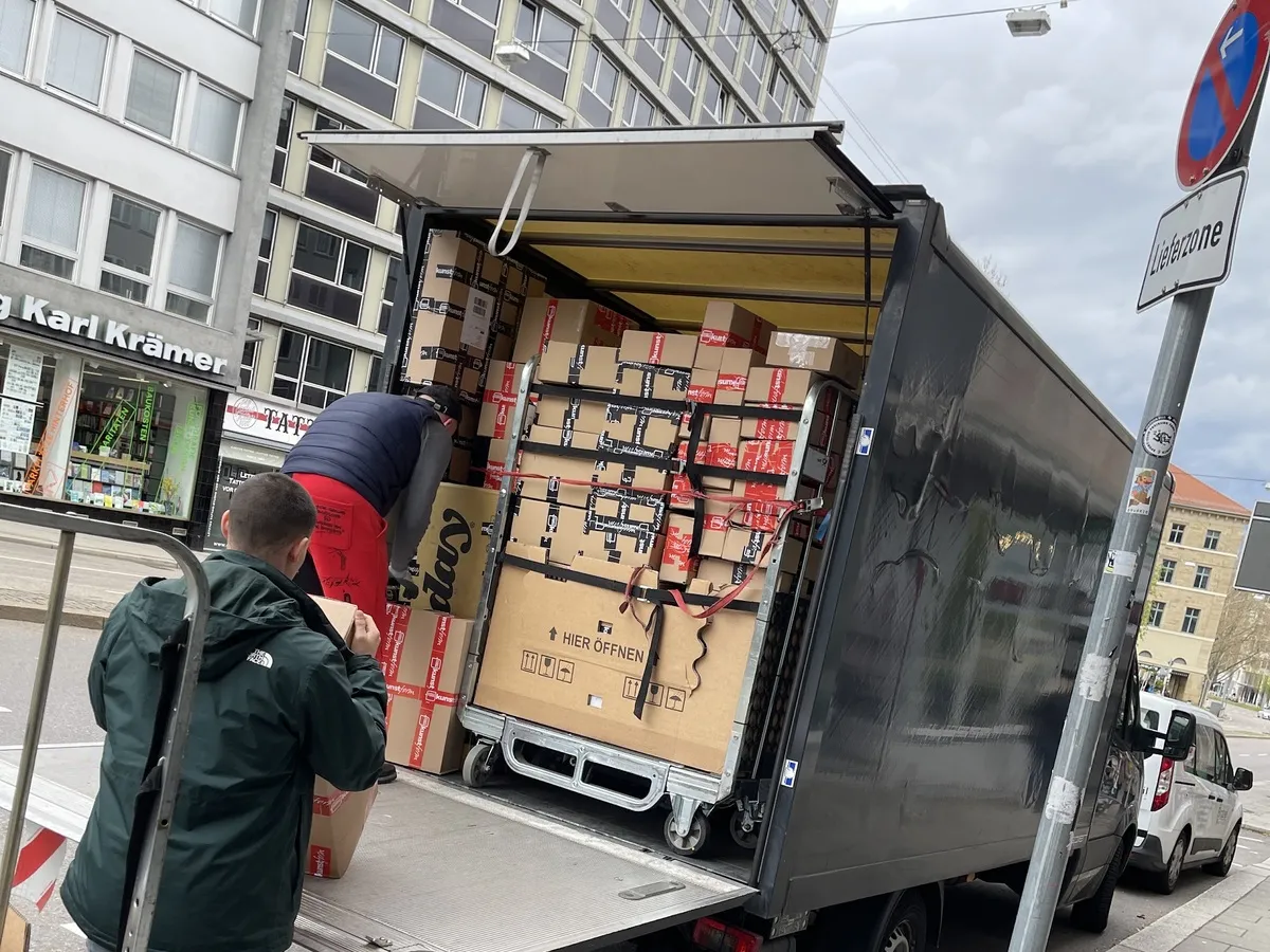 Der Lastwagen steht offen an der Straße, drinnen stapeln sich die Kartons