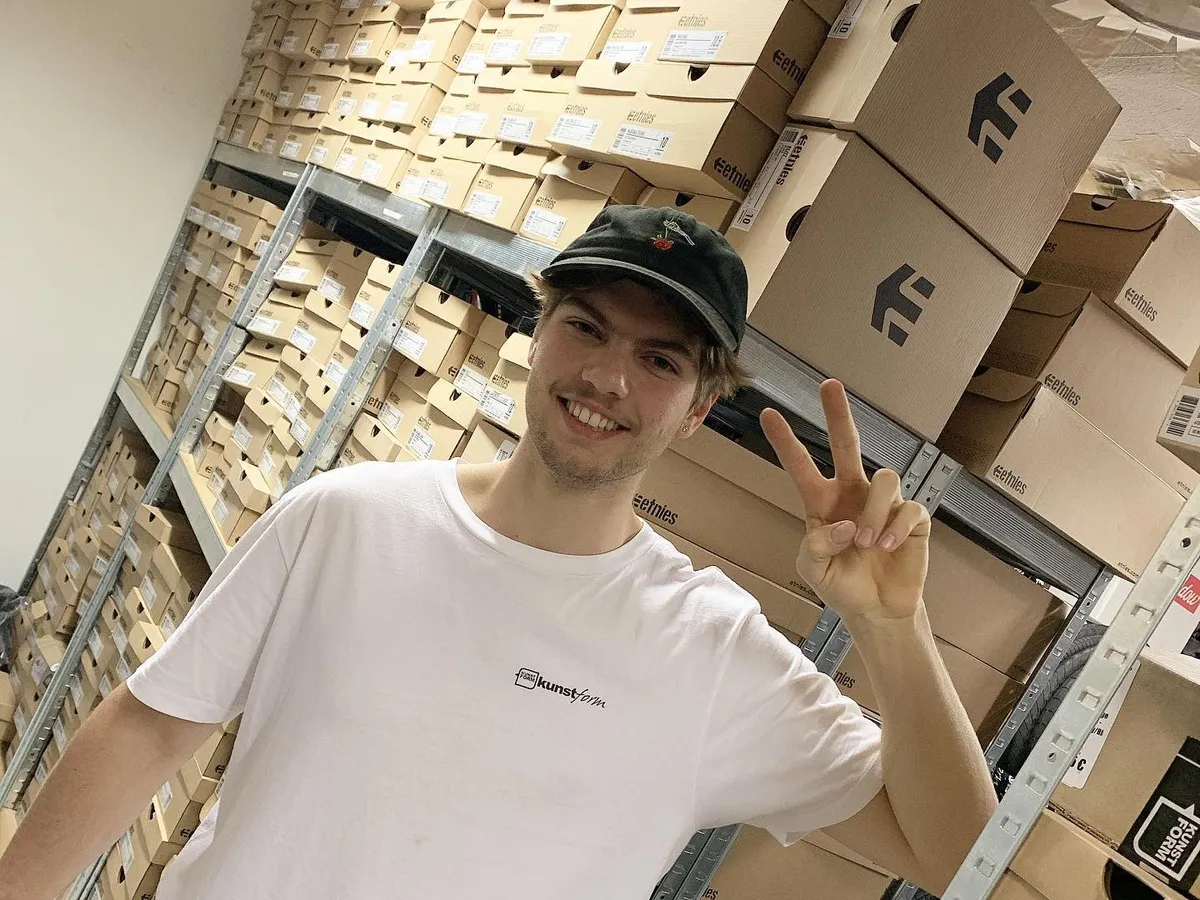 Im Lager zwischen den Regalen mit den Versandkartons