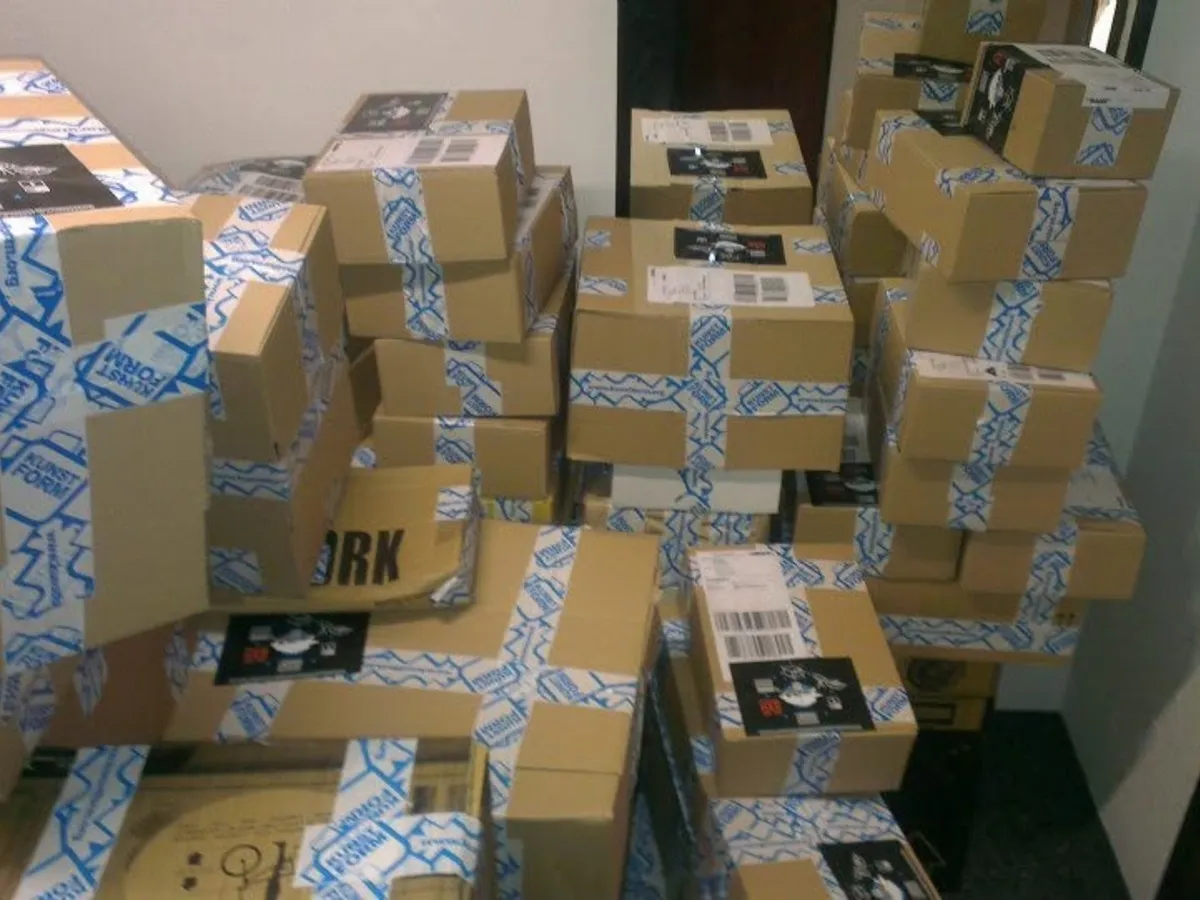 Ein Paket wird zum Transporter getragen