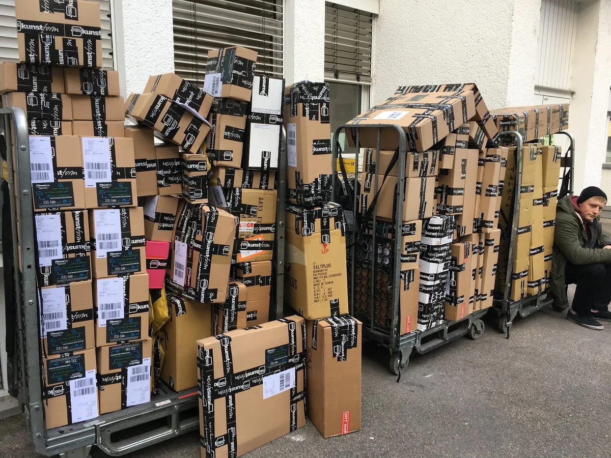 Rollcontainer voller Kisten im Hof