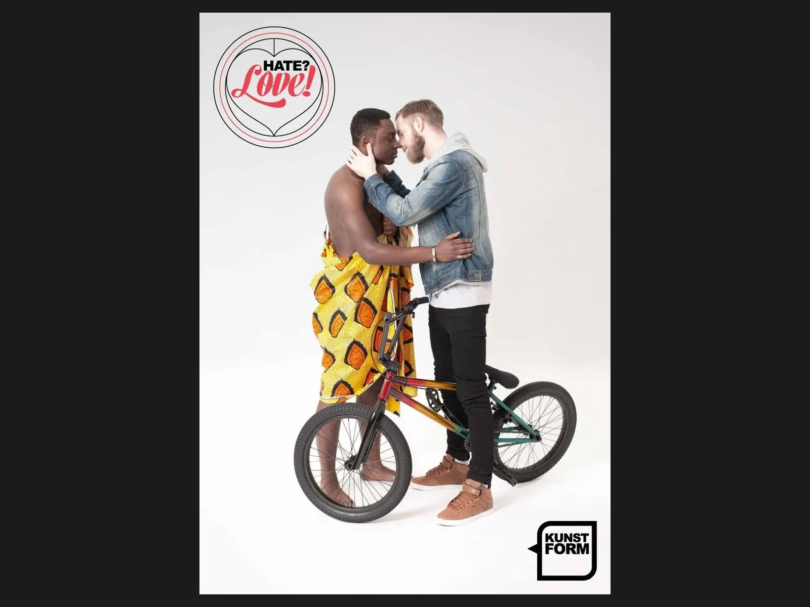 Zwei Männer umarmen sich neben einem BMX Rad, aus der Kampagne Hate? Love!