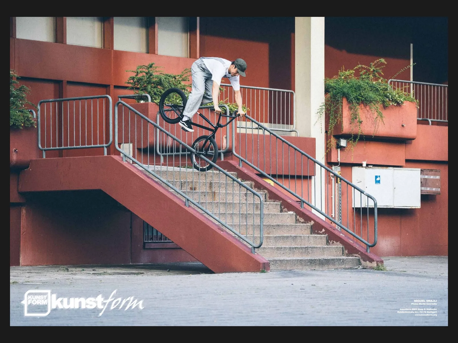 Teamposter 2018: Miguel Smajli am Geländer einer Treppe, Foto Merlin Czarnulla