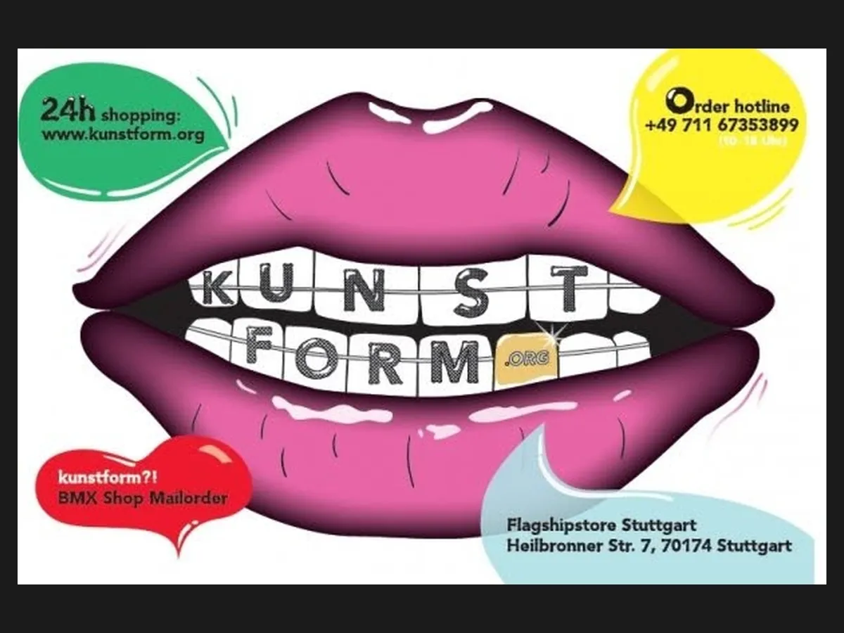 Motiv 2009: die Lippen mit kunstform auf den Zähnen
