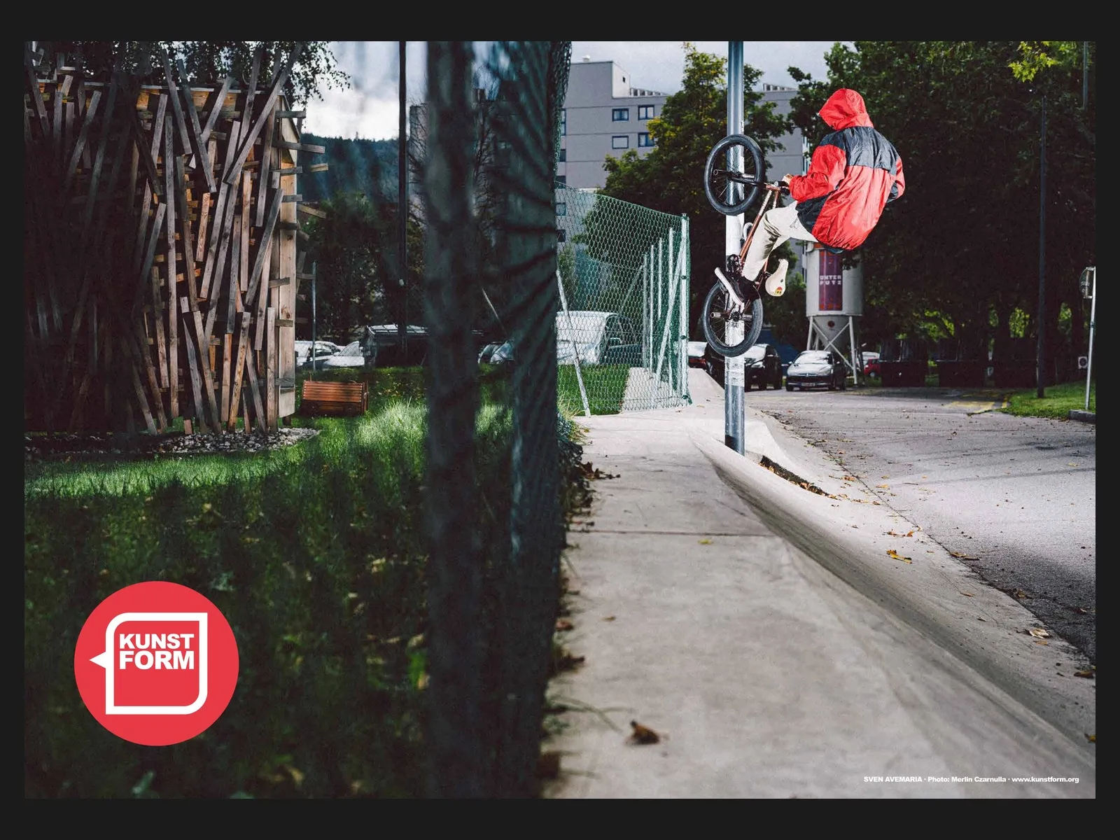Teamposter 2019: Sven Avemaria über einem Zaun an der Straße, Foto Merlin Czarnulla