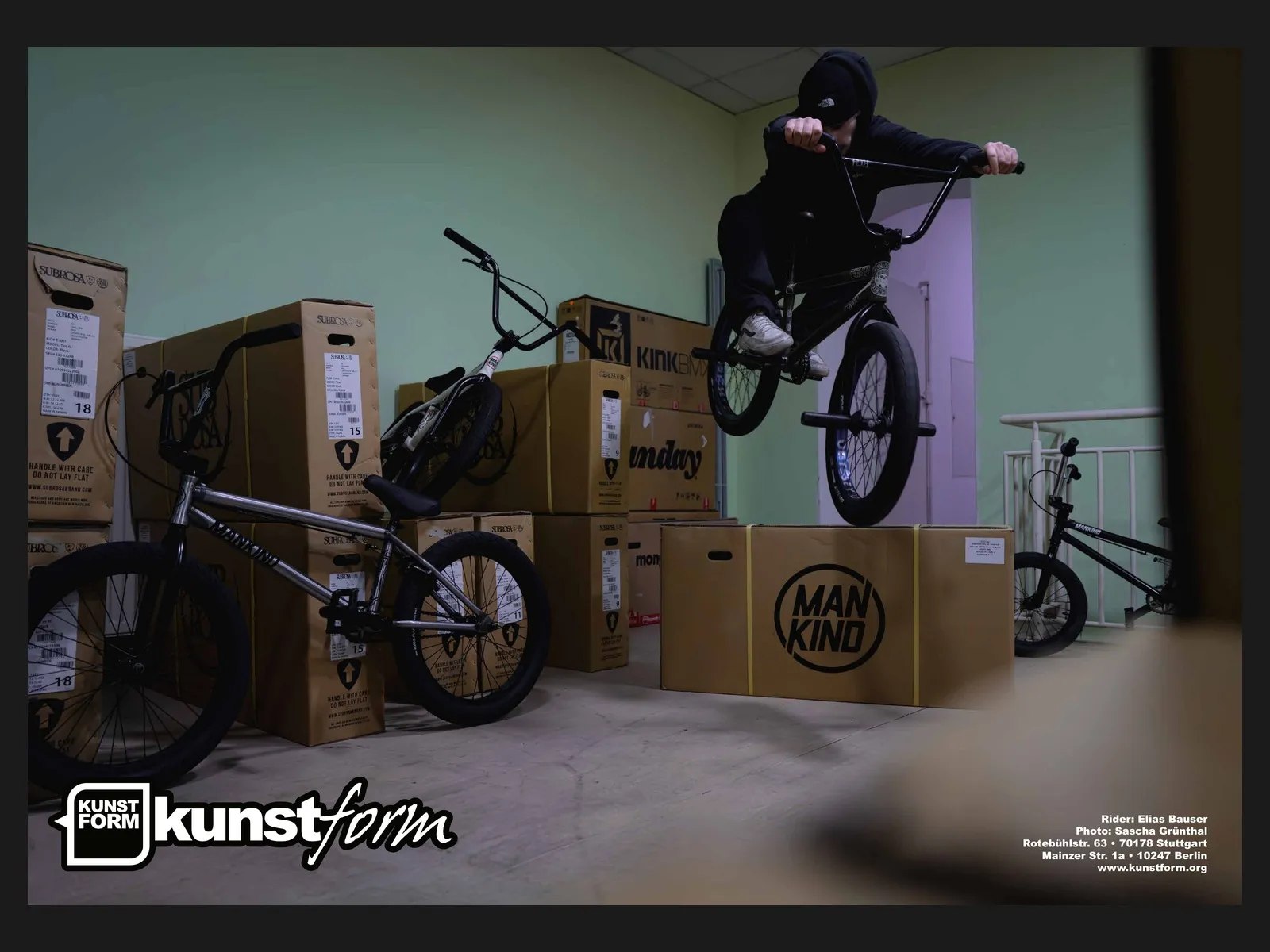 Riding im Shop 2023: Elias Bauer über die Radkartons im Lager in Berlin, Foto Sascha Grünthal