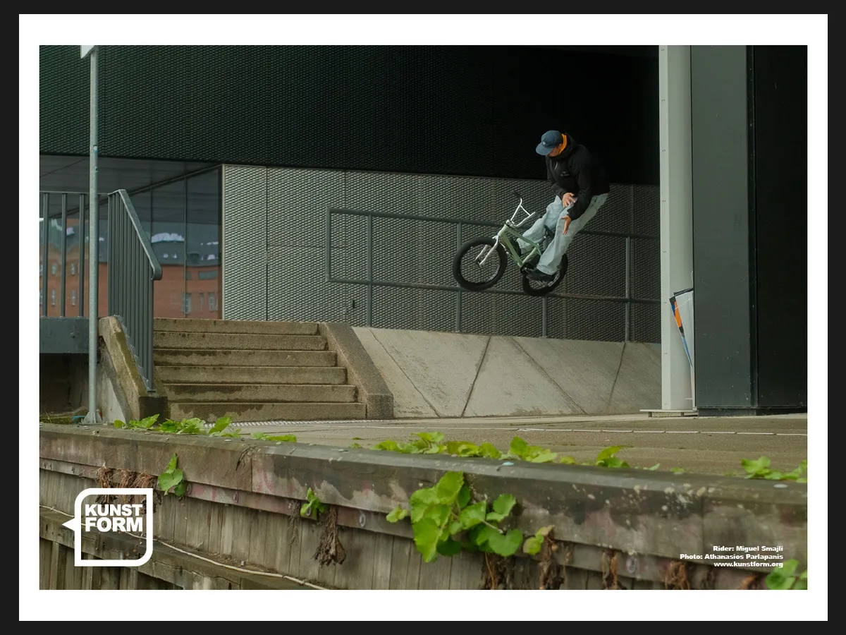 Teamposter 2024, Kopenhagen: Miguel Smajli an einem Treppengeländer unter einem Gebäude
