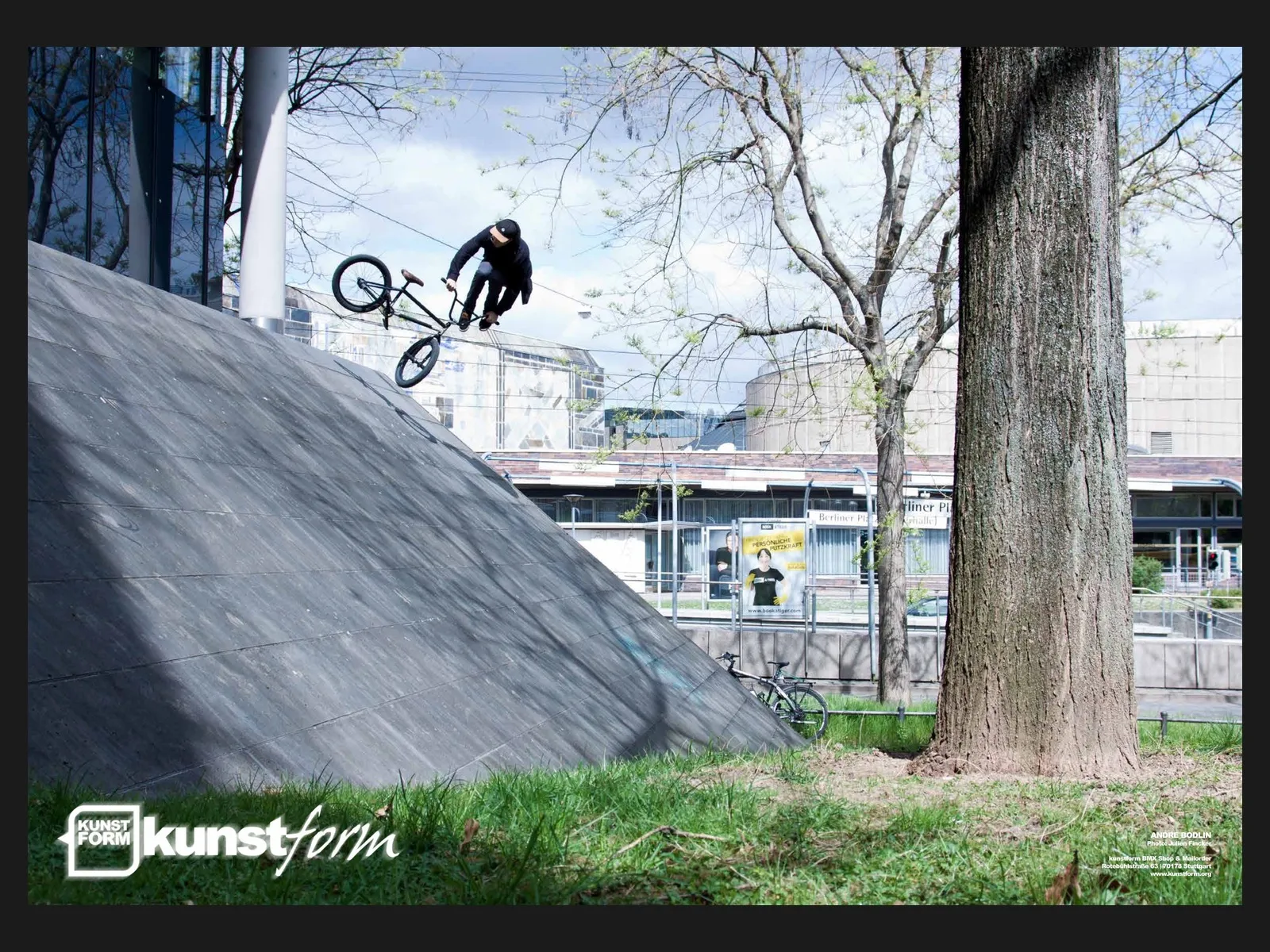 Teamposter 2018: Andre Bodlin über eine Böschung unter einem Baum, Foto Julien Fincker