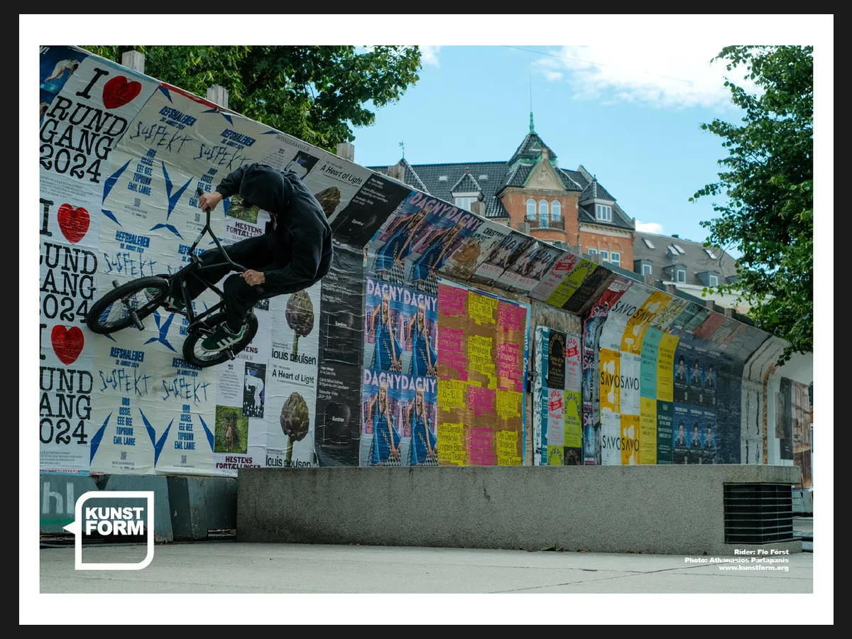 Teamposter 2024, Kopenhagen: Flo Först an einer mit Plakaten beklebten Mauer