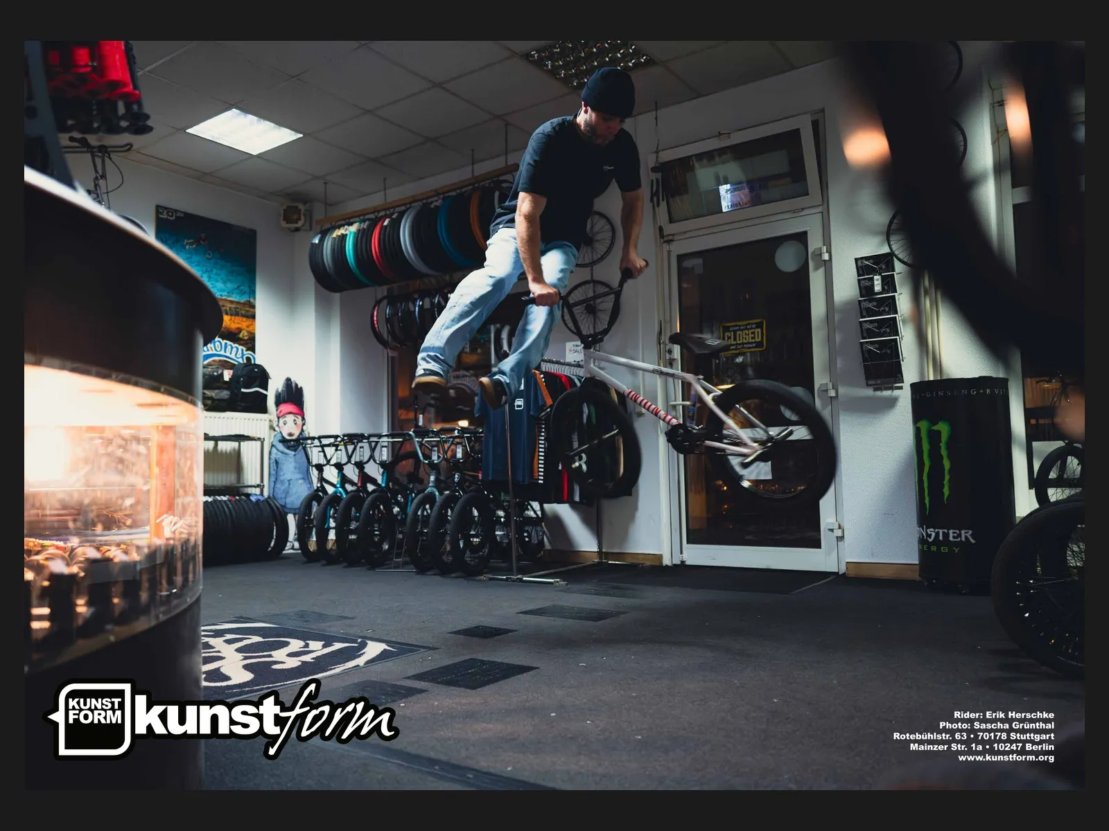 Riding im Shop 2023: Erik Herschke zwischen den Rädern im Laden in Berlin, Foto Sascha Grünthal