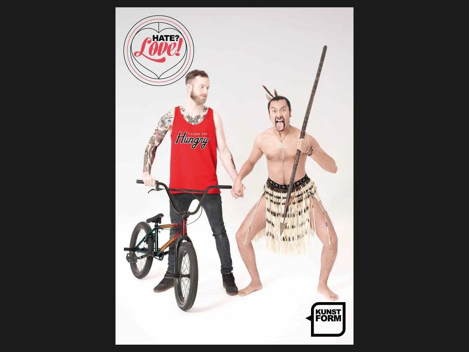 Hate? Love!: ein Fahrer im Tanktop und ein Maori-Krieger, Hand in Hand