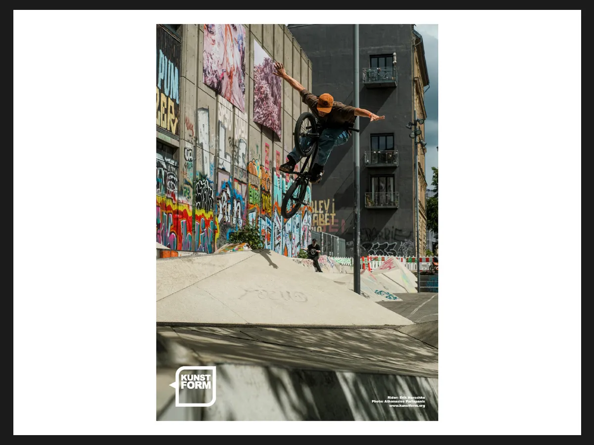 Teamposter 2024, Kopenhagen: Erik Herschke springt vor einer bemalten Wand