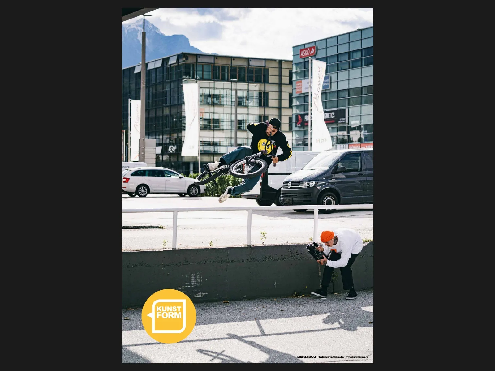 Teamposter 2019: Miguel Smajli über einen Absatz, der Filmer darunter, Foto Merlin Czarnulla