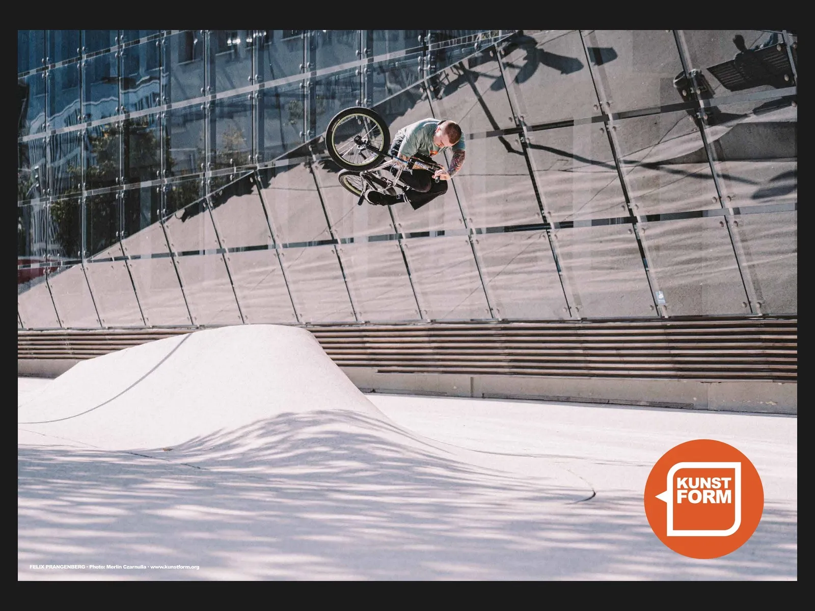 Teamposter 2019: Felix Prangenberg mit einem Wallride an der Glasfassade, Foto Merlin Czarnulla