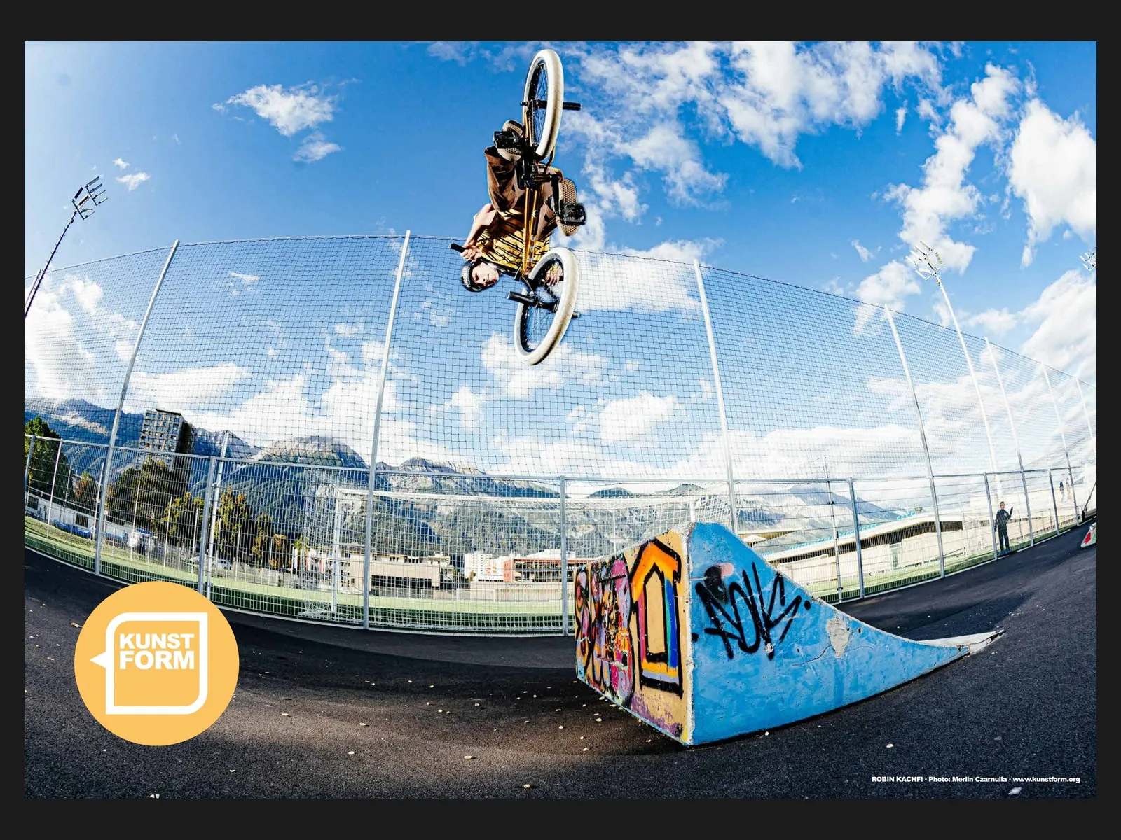 Teamposter 2019: Robin Kachfi über einer Quarterpipe, dahinter die Berge, Foto Merlin Czarnulla