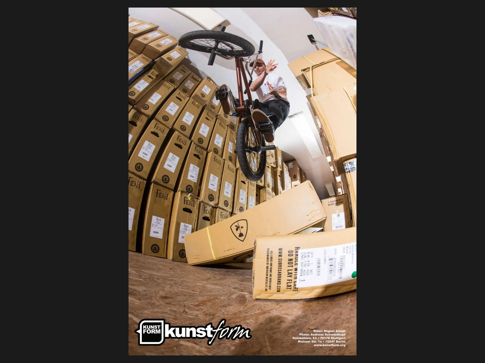 Riding im Shop 2023: Miguel Smajli über die BMX Kartons im Lager in Stuttgart, Foto Andreas Schwarzkopf