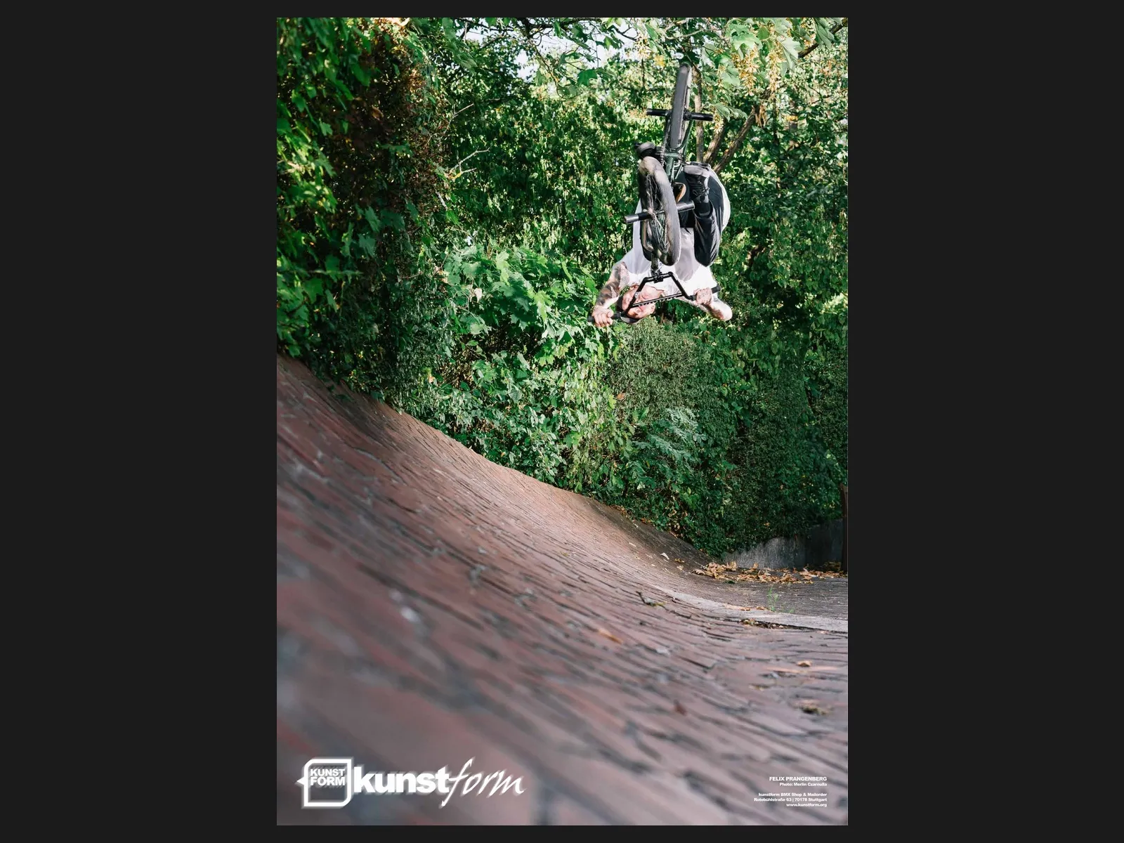 Teamposter 2018: Felix Prangenberg mit einem Wallride an einer Böschung, Foto Merlin Czarnulla