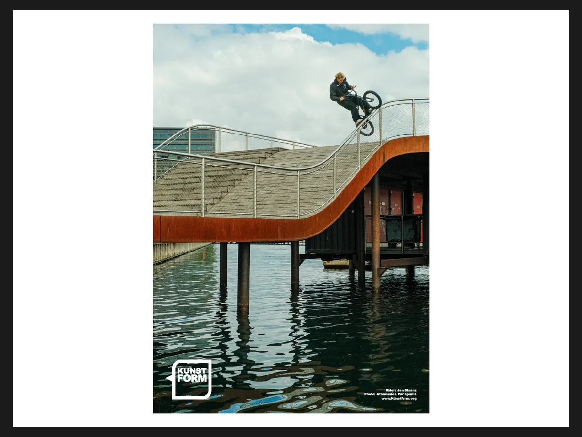 Teamposter 2024, Kopenhagen: Jan Bisanz auf einem Geländer über dem Wasser