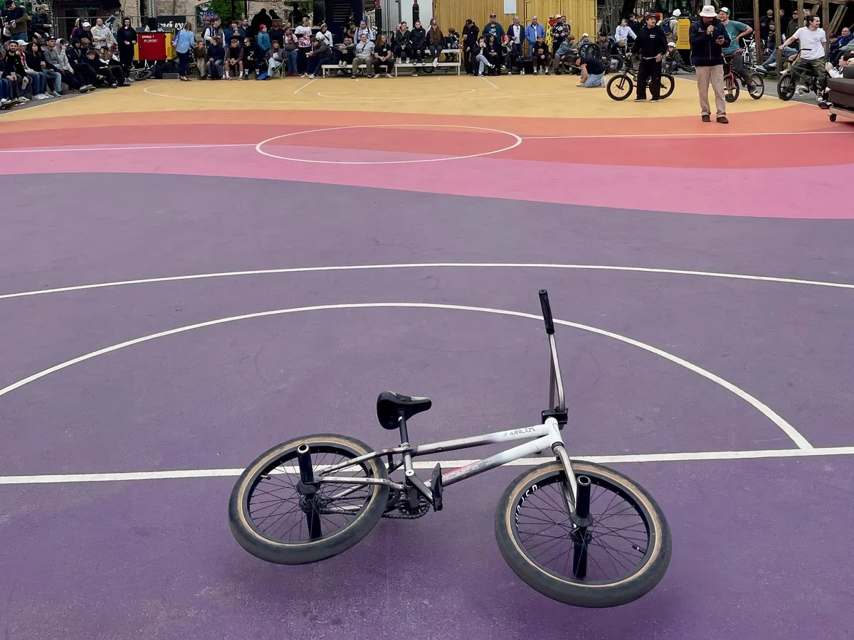 BMX auf dem Basketballfeld beim Highway to Hill im Mellowpark Berlin