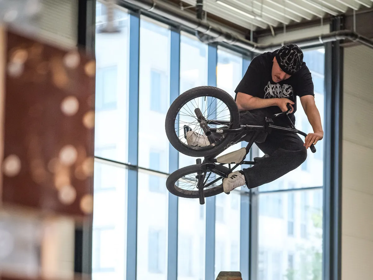 Florian Förster mit einem Table über der Treppe beim Stuttpark BMX Jam 2026