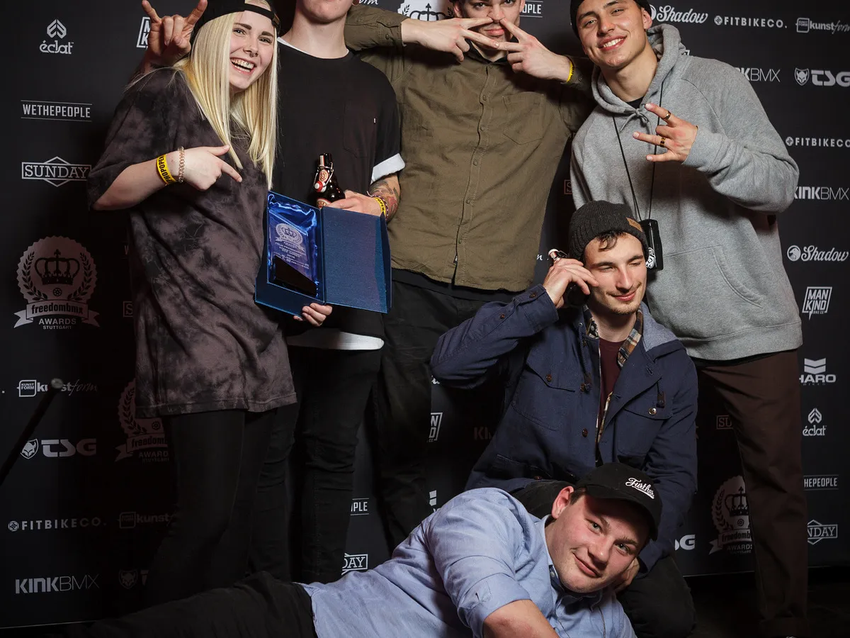 Gewinner Felix Prangenberg mit Crew bei den freedombmx Awards 2016 in Stuttgart