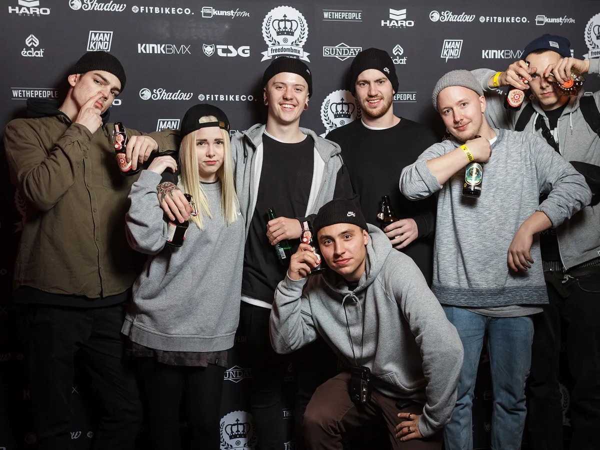 Felix Prangenberg und Freunde an der Fotowand der freedombmx Awards 2016
