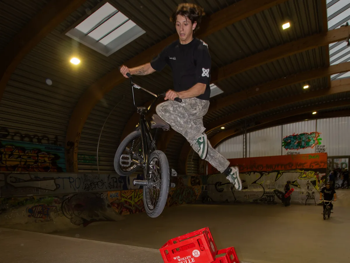 BMX Fahrer über zwei Wulle Bierkästen beim Jump the Wulle Kasten