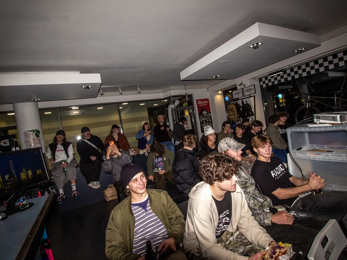 Publikum vor der Leinwand bei der Intercités Video Premiere in Stuttgart