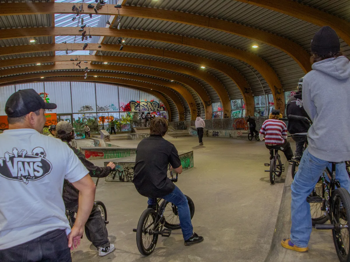 Session im überdachten Skatepark am Pragfriedhof beim Intercités BMX Jam in Stuttgart