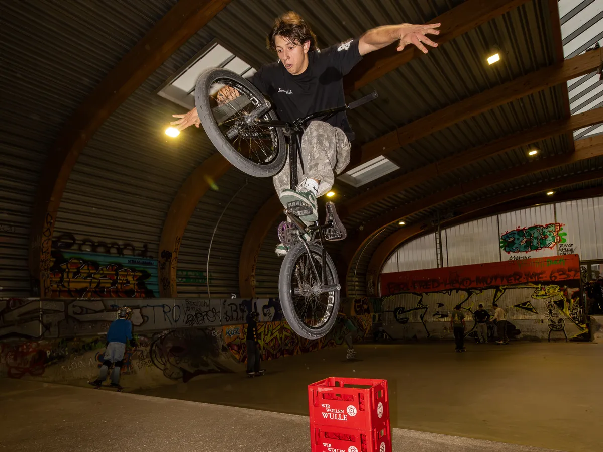 BMX Fahrer springt über einen Wulle Bierkasten beim Best Trick Contest
