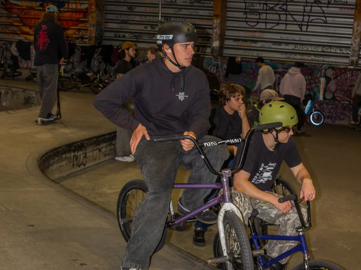 BMX Fahrer warten am Bowl auf ihren Run beim Intercités BMX Jam in Stuttgart