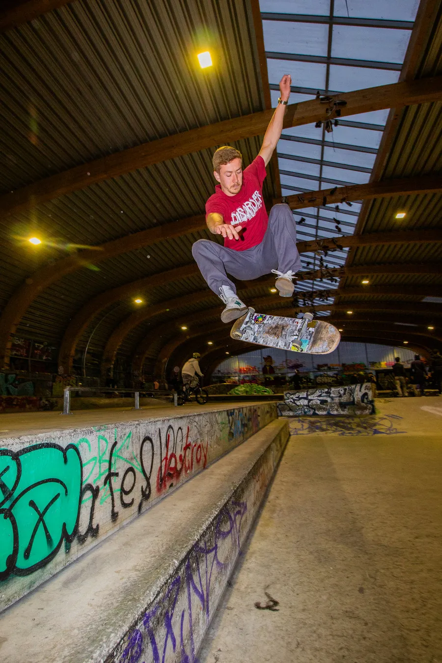 Skater mit einem Trick über die Ledge im Skatepark am Pragfriedhof beim Intercités BMX Jam
