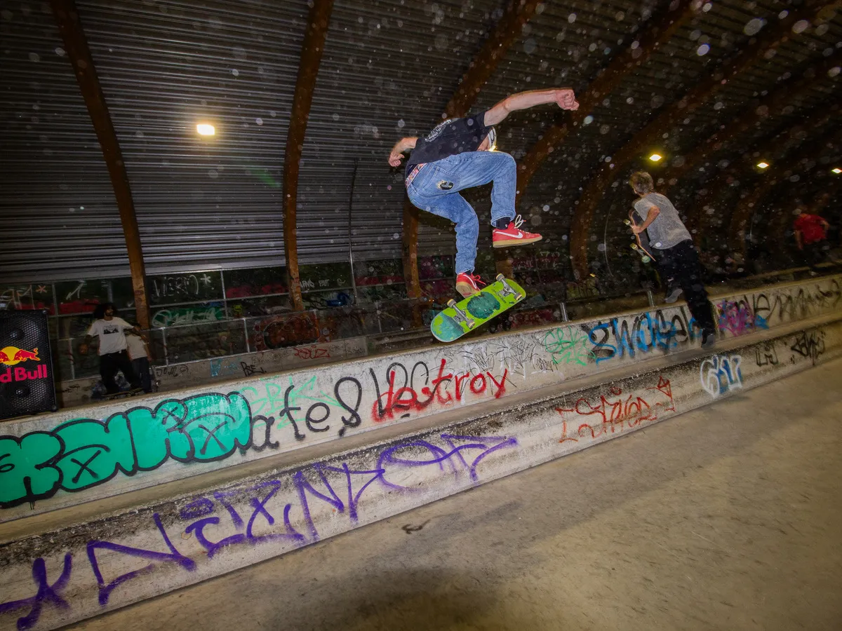 Skater mit einem Trick über die Ledge beim Intercités BMX Jam in Stuttgart