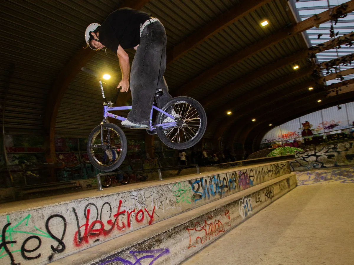 BMX Fahrer mit einem Trick über die Ledge beim Intercités BMX Jam