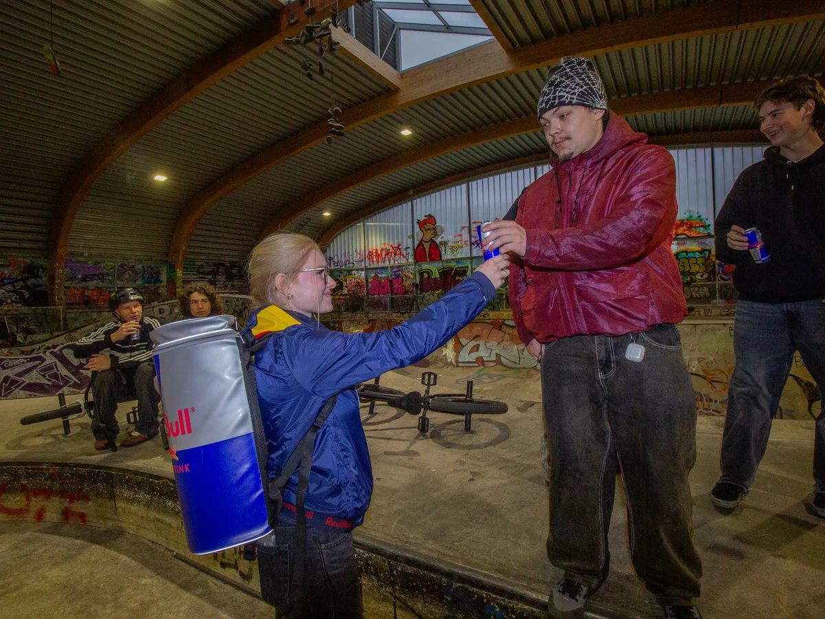 Preisübergabe mit der großen Red Bull Dose beim Intercités BMX Jam