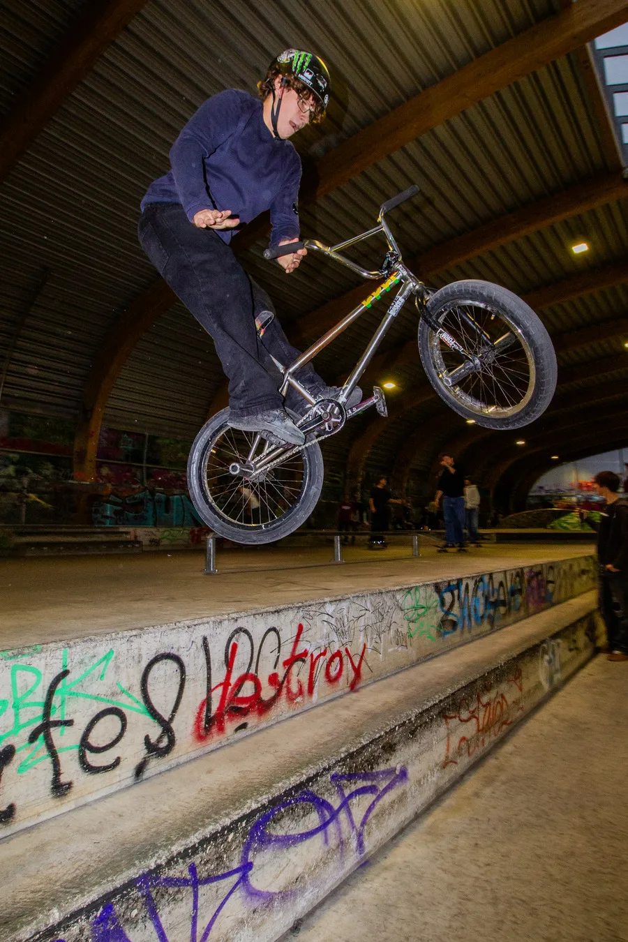 BMX Fahrer mit einem Tabletop über der Ledge im Skatepark am Pragfriedhof