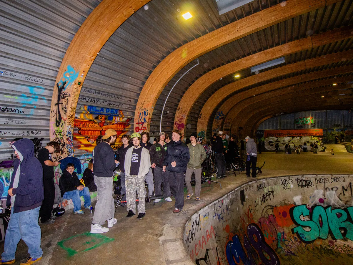 Zuschauer an der Bowl im Skatepark am Pragfriedhof beim Intercités BMX Jam