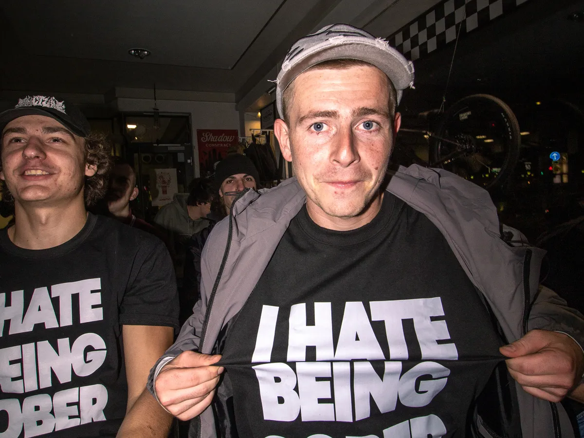 Gäste im I hate being sober Shirt bei der Intercités Video Premiere